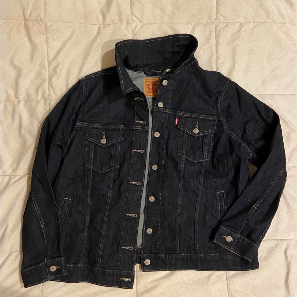 - Levis classic Denim Jean jacket 👖